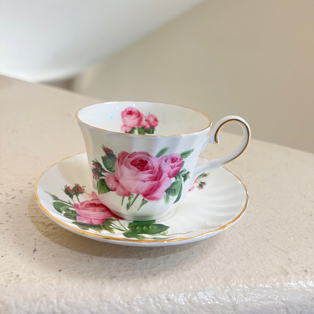 Heirloom Fine Bone China Floral Roses Gold Tea Cup and‎ Saucer Made in England